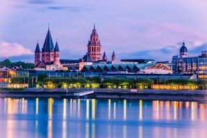 Thành phố Berlin sầm uất mang đến nhiều cơ hội sống và làm việc cho du học sinh.