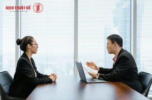 Ứng viên đang tự tin trả lời phỏng vấn xin visa tại Đại sứ quán Đức.